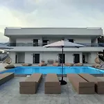 V Luxury Suites