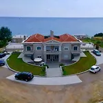 Villa Dimitri - Gardenside Souterrain