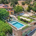 Villa Staras - With Private Heated Pool & Jacuzzi