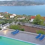 Beautiful Home In Theologos With Jacuzzi