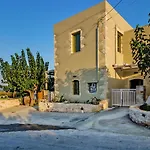 Holiday House, Castellos