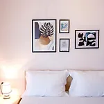 Konstantina & Evgenia Deluxe Apartment