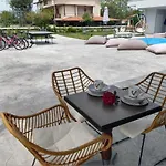 V Luxury Suites