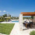 New Luxurious Villa With Stunning Pool,Views &Bbq!