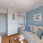 Chris Apartement