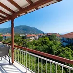 Chris Apartement
