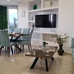 Physis Apt- Big Comfortable Apartment With View