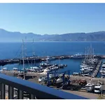 The Howard Place - Entir Home With A Sea View For 5 Guests