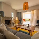 Spacious Apartment In Kavouri