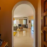 Spacious Apartment In Kavouri