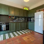 Spacious Apartment In Kavouri