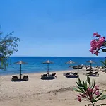 Mina\'S House Beachfront Apartments