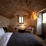 Kinsterna Hotel