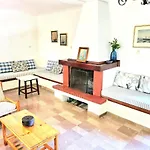 Spacious Farmhouse With Big Yard And Fireplace