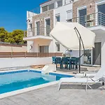 Modern, Cheerful & Dream Catching Villa In Corinth