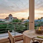 Elegant New Maisonette Near The Sea