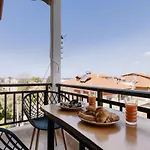 Zandre Shiny Apartment