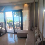Mina\'S House Beachfront Apartments