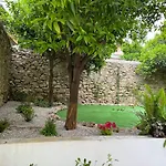 Theoni\'S Village Apartment I