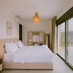 Lemon Hill Villa / Landmark Hosting