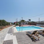 Flora\'S Beach And Pool Villa In Syros