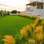 Villa Gold & White