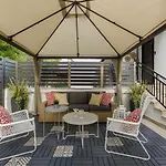 Azure Breeze - Coastal Chic Getaway By The Sea
