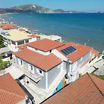 C\'Est La Vie Rooms And Suites