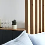 Cosmopolitan Luxury Apartment By Smaris Collection