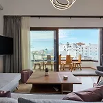 Cosmopolitan Luxury Apartment By Smaris Collection