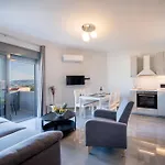 E&A Luxury Apartment With Sea View