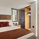 Cosmopolitan Luxury Apartment By Smaris Collection