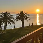 Thalassa-Seafront Family Apartment