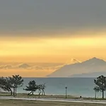 J&J Seaview Apartment