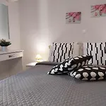 Lilis Apt In Center With Sea View