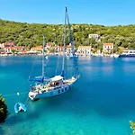Loutsa Waterside