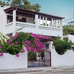 Seaview Apartment - Poros Relaxing Beachfront Flat