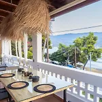 Seaview Apartment - Poros Relaxing Beachfront Flat