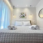 Maison Deluxe Studios And Apartment