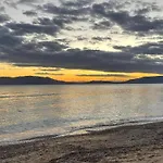 J&J Seaview Apartment