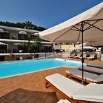 Bella Vista Hotel Studios & Apartments