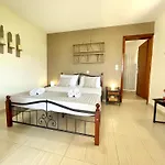 Jo Marinis Rooms