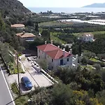 Mad Wall Apartment - Kyziridi House