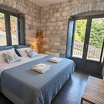 Mad Wall Apartment - Kyziridi House