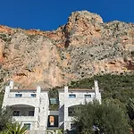 Mad Wall Apartment - Kyziridi House