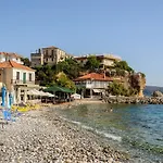 Waveside Sanctuary - Luxurious Seastone Villa
