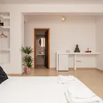 C\'Est La Vie Rooms And Suites