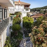 Plaka\'S House