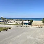 Lina\'S Beachfront Apartment By Optimum Link