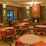 To Spiti Tis Pareas